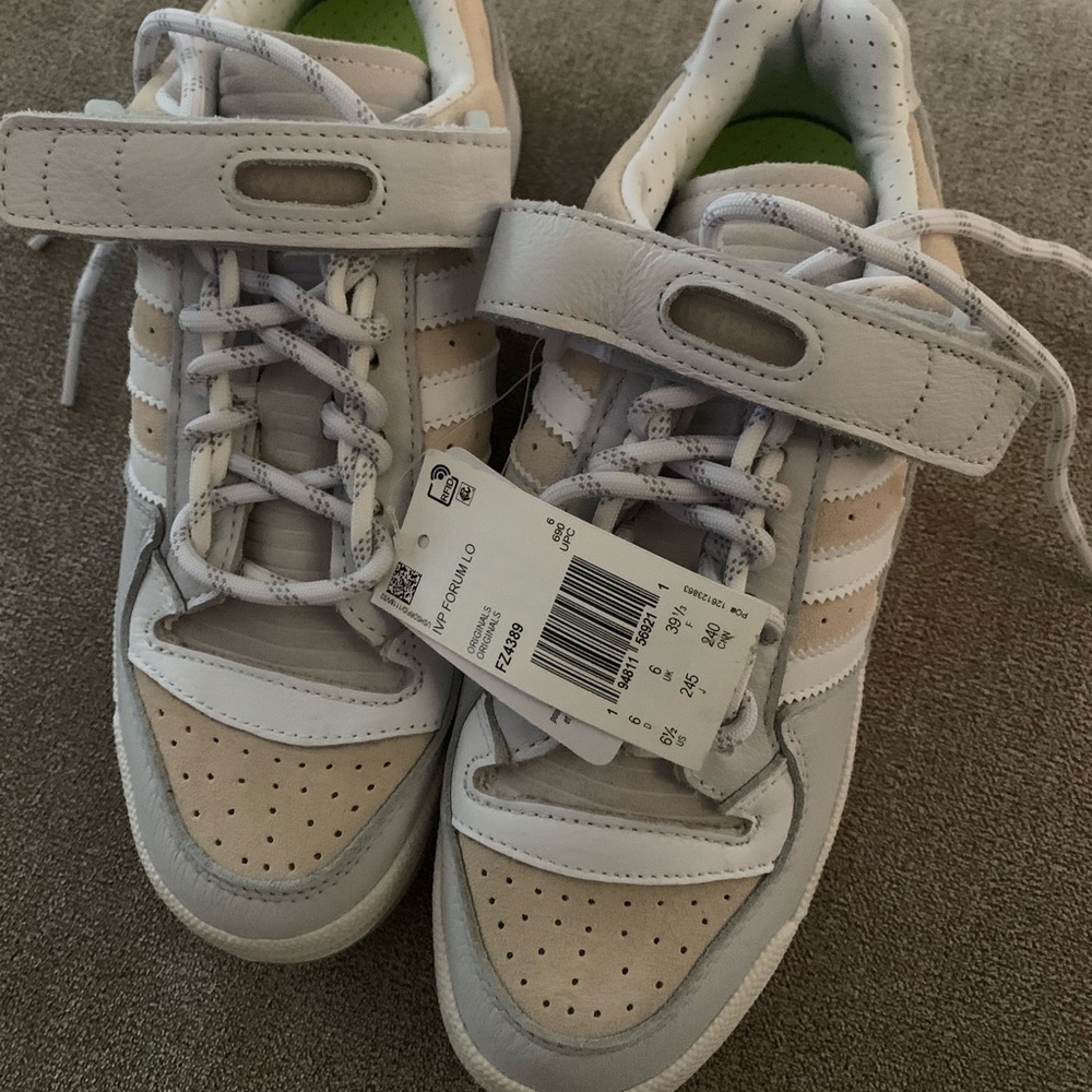 Ivy Park by Adidas 2020. NWT. Never worn. SIZE 6 US Mens /Womens 7.5 UK Size 6